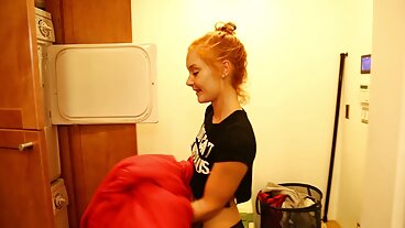 Menanggalkan skru dengan videolucahblog Lexi Lore yang ghairah daripada Bad Daddy POV